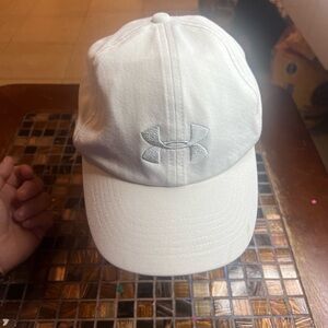Under Armour women’s White  lightweight strapback hat size is one size fits all